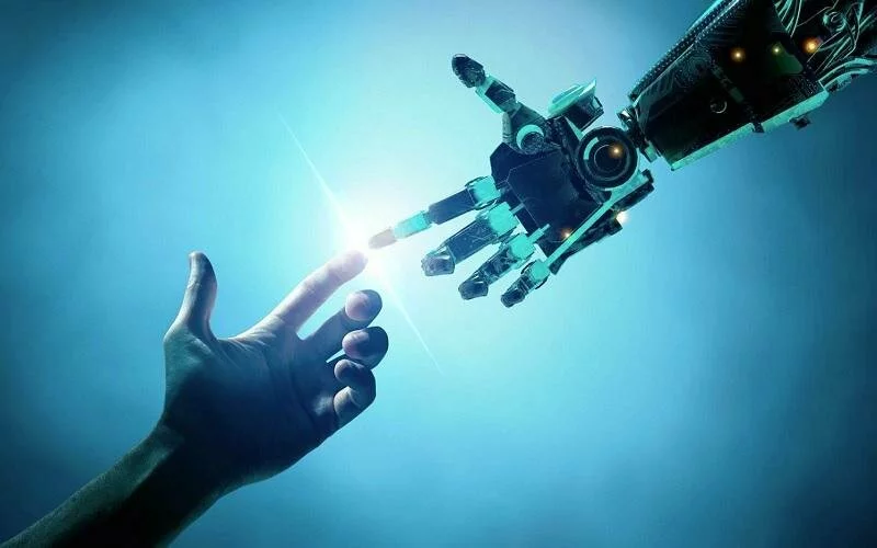 рука робота и человека